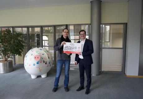 Ivy Bieber. Leiterin der Außenstelle und Sebastian Kühn, Vertriebsleiter bei der Sparkasse Altenburger Land.